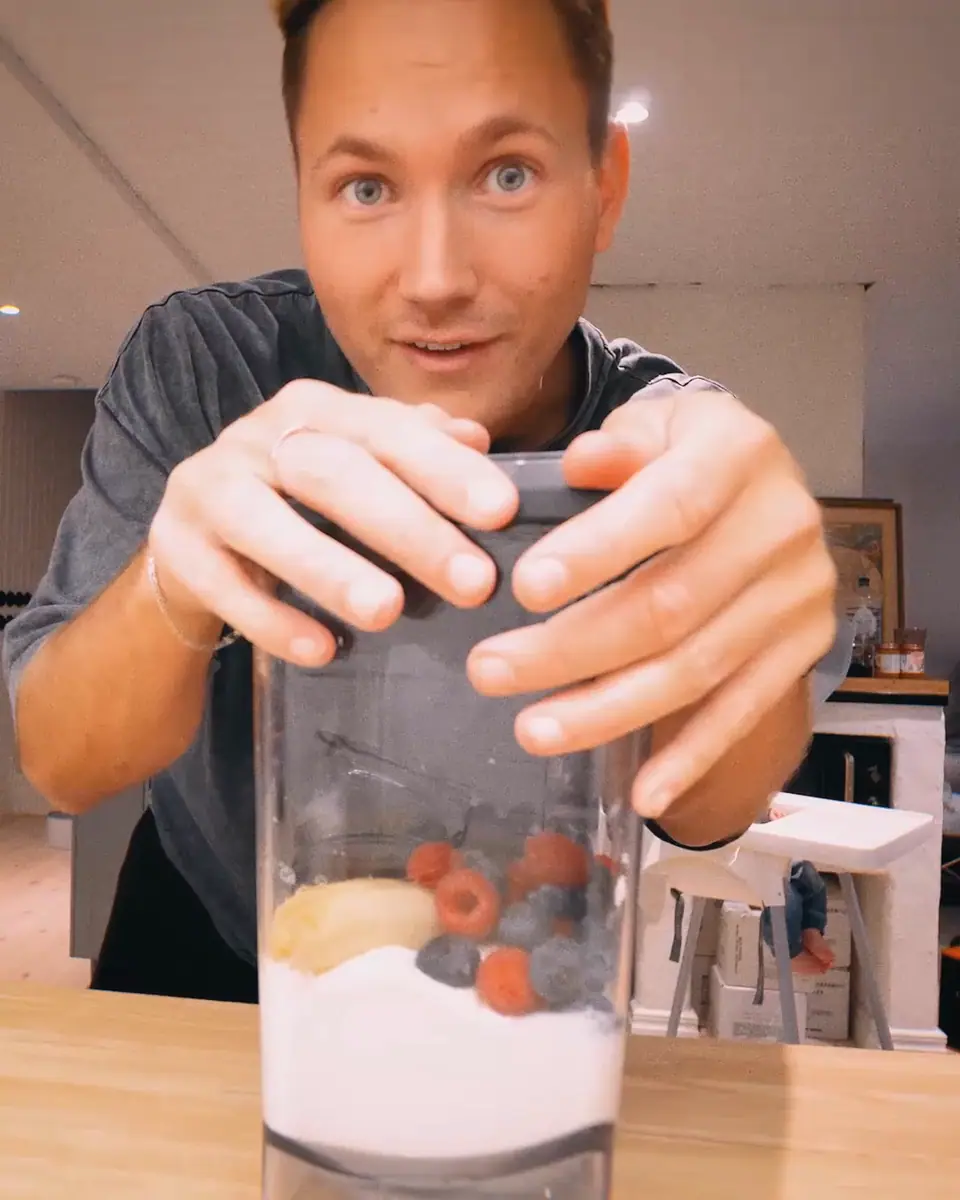 Viktor Frisk visits a farm and its cows, then makes a smoothie at home: branded content for Arla Laktosfri